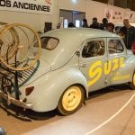 Renault 4 voiture suiveuse du Tour de France aux couleurs de Suze