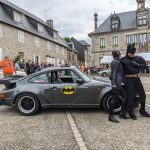 Le concours d'élégance du Creusekistan Classic 2021. Un équipage Batman en Porsche 911 Turbo.